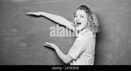 Wichtige Informationen zu erinnern. Lehrer der beste Freund von Lernenden. Guter Lehrer Meister der Vereinfachung. Lehre könnte mehr Spaß machen. Frau Lehrerin vor der Tafel. Lehrer hart Thema erklären. Stockfoto