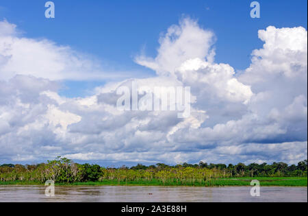 Sturmwolken über den peruanischen Amazonas Regenwald Stockfoto