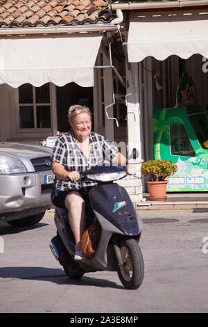 Motorradfahrer auf der griechischen Insel Korfu, Motorräder und Motorroller ohne Sturzhelme gegen das Gesetz Stockfoto