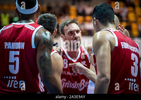 Giuseppe Poeta (Grissin Bon Reggio Emilia) mit seinem Teamkollegen bei Legabasket Serie A Basketball match Acqua S. Bernardo Pallacanestro Cantu' vs Griss Stockfoto