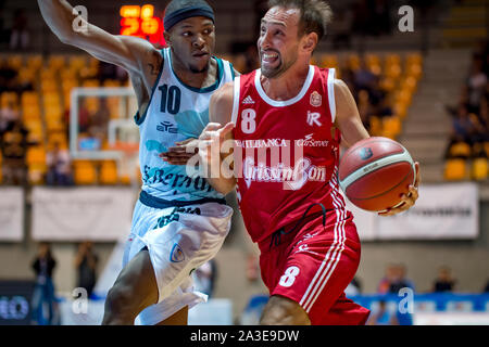 Giuseppe Poeta (Grissin Bon Reggio Emilia) und Wes Clark (Acqua S. Bernardo Cantu') während Legabasket Serie A Basketball match Acqua S. Bernardo Pallaca Stockfoto