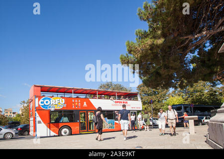 Leute, die ein und aus einem oben offenen sightseeing Hop on Hop off Doppeldeckerbus in der Griechischen Stadt Korfu Griechenland Stockfoto