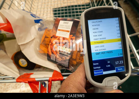 Lebensmittel im Supermarkt einkaufen Trolley mit Scan wie Sie shop Mobilteil Stockfoto