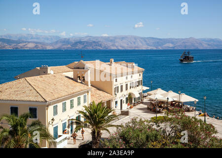 Blick auf eine Taverne und Restaurant am Hafen Hafen von Korfu - Stadt auf der griechischen Insel Korfu Griechenland und Albanien in der Ferne Stockfoto