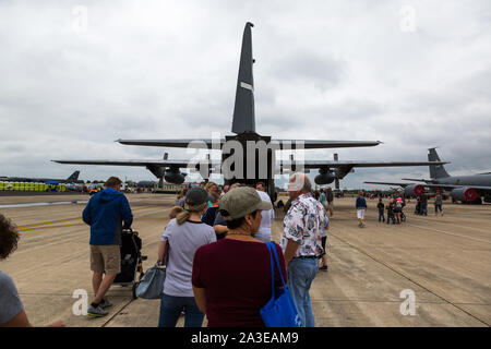 Die Menschen können auf der Fort Wayne Airshow in Fort Wayne, Indiana, USA ein kuläres Frachtflugzeug der United States Air Force C-130 Hercules besichtigen. Stockfoto