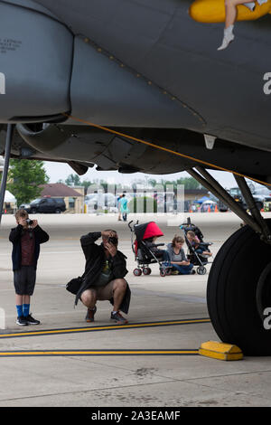 Ein Junge und sein Vater noch eine ikonische B-17 Bomber auf der Luftfahrtausstellung in Fort Wayne Fort Wayne, Indiana, USA. Stockfoto