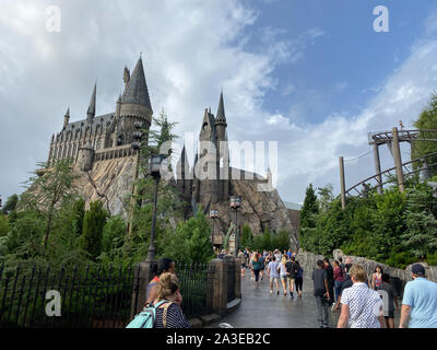 Orlando, FL/USA -10/6/19: Hogwarts schloss in der Zauberwelt von Harry Potter Attraktion in den Universal Studios Theme Park. Stockfoto