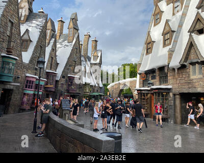 Orlando, FL/USA -10/6/19: Hogsmeade Teil der Zauberwelt von Harry Potter Attraktion in den Universal Studios Inseln Adventure Theme Park. Stockfoto