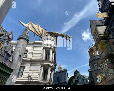 Orlando, FL/USA -10/6/19: Der Drache auf der Oberseite der Gringotts Bank in der Winkelgasse Teil der Zauberwelt von Harry Potter Attraktion in den Universal Stockfoto