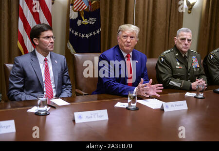 Washington, District of Columbia, USA. 7 Okt, 2019. Präsidenten der Vereinigten Staaten Donald J. Trumpf beantwortet die Frage eines Reporters, wie er in einem Briefing mit hochrangigen Militärs im Schaltschrank des Weißen Hauses in Washington, DC am Montag, 7. Oktober 2019 beteiligt. Auf der linken Seite ist United States Verteidigungsminister Dr. Mark T. Esper, links, und auf der rechten Seite ist United States Army General Mark A. Milley, Vorsitzender des Generalstabs Credit: Ron Sachs/CNP/ZUMA Draht/Alamy leben Nachrichten Stockfoto