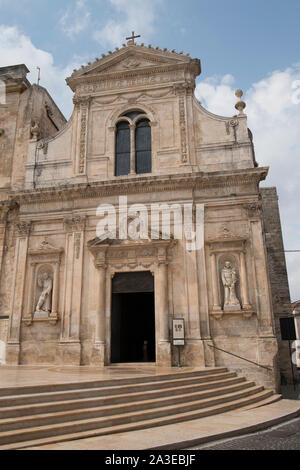 Die Kirche von San Francesco d'Assisi in der Alten Hügel Stadt Ostuni, wie die Weiße Stadt (Città Bianca), Apulien, Italien bekannt. Stockfoto