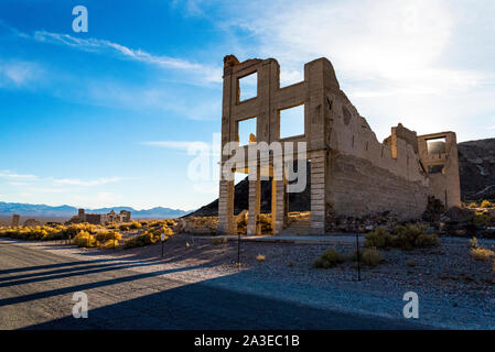 Verlassene alte Bank in der Geisterstadt Rhyolith in der Nähe von Death Valley Stockfoto