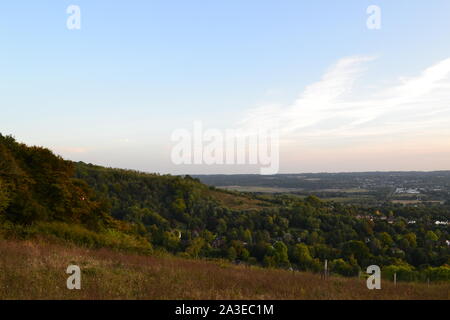 Blick von Fackenden in den North Downs, Kent, in der Nähe von Sevenoaks. Blick über aussieht, Otford Darent Tal, und Brasted Westerham. Am späten Nachmittag. Stockfoto