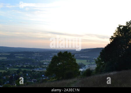 Blick von Fackenden in den North Downs, Kent, in der Nähe von Sevenoaks. Blick über aussieht, Otford Darent Tal, und Brasted Westerham. Am späten Nachmittag. Stockfoto