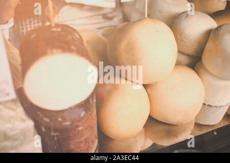 Weiß und geräuchertem Scamorza im Korb, Italienisch typische Käse Sammlung auf der Vitrine von Markt. Französisch, Scamorze und Hüttenkäse. Molkerei prod Stockfoto