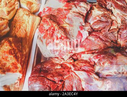 Rohes Fleisch. Store angezeigt. Butcher anzeigen. Rindfleisch Slice, Rindfleisch Unterbrust, chadolbagi, Rindfleisch, Brustbein. Bild an Markt, Konzept der Verkauf von frischem Stockfoto