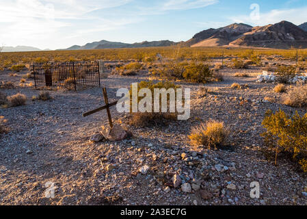 Grab in der verlassenen Stadt Rhyolith Stockfoto