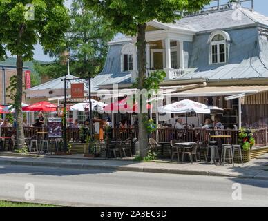 Alfresco Dining genießen in Baie Saint Paul, Quebec an einem schönen Sommertag. Stockfoto