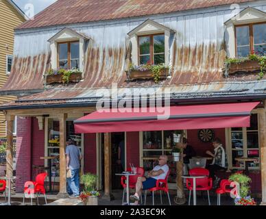 Alfresco Dining genießen in Baie Saint Paul, Quebec an einem schönen Sommertag. Stockfoto