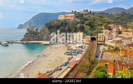 Italien, Monterosso-20 April 2019: Farbenfrohe Monterosso Straßen und der Küste von Cinque Terre. Stockfoto