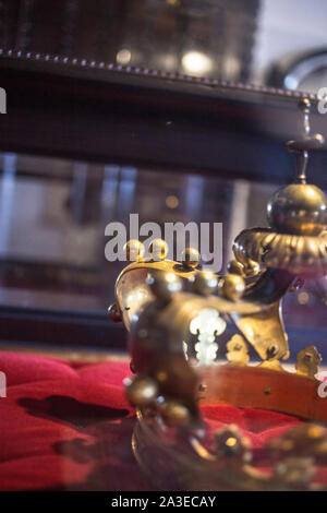Low Key Bild der schönen Königin/König Luxus crown goldenen Schmuck auf rotem Satin. Vintage gefiltert. fantasy Mittelalter Juwelen. Bild in Rumänisch Stockfoto