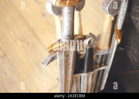 Menge Titan Stahl metall Schwerter in einer Packung. Batch von mehreren mittelalterlichen Dekorationen, extreme Thron gemacht Schwerter Ritter Konzept, alte Waffen zur Marke Stockfoto