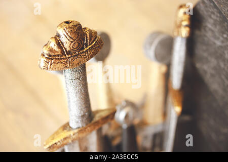 Menge Titan Stahl metall Schwerter in einer Packung. Batch von mehreren mittelalterlichen Dekorationen, extreme Thron gemacht Schwerter Ritter Konzept, alte Waffen zur Marke Stockfoto