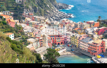 Italien, Cinque Terre, Vernazza-20 April 2019: malerischen Blick auf Vernazza Shoreline Stockfoto