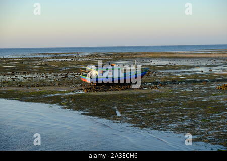 Indonesien Sumba Waingapu pelabuhan Fischerboot im Hafen Lagune bei Ebbe Stockfoto