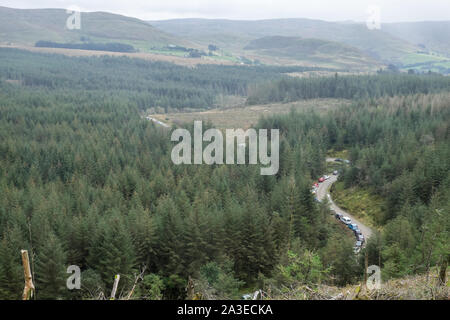 Linien, Linie, von, Zuschauer, Zuschauer, Autos, geparkt, bis, in, single, Datei, Schlange, durch den Wald, walisischen Hügel, at, Myherin, World Rally Championship, WRC-GB-Rallye in Wales, Walisisch, Großbritannien, Stockfoto