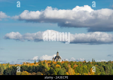 Die Kuppel der Kirche der Heimsuchung im Kloster Pažaislis in Kaunas an einem sonnigen Herbsttag. Ansicht von hinten Kaunas Lagune von der Dam Stockfoto