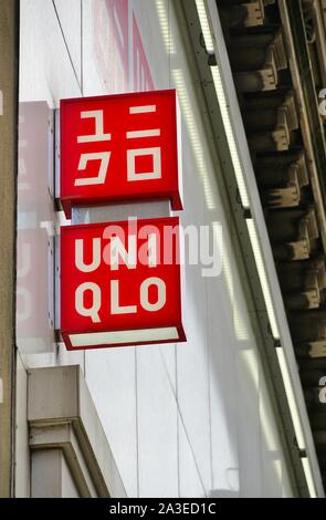 NEW YORK, NY-4 OKT 2019 - Blick auf die 34th Street Store der japanischen Modehaus Uniqlo in New York in der Nähe von Penn Station in New York City. U Stockfoto