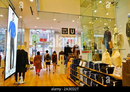 NEW YORK, NY-4 OKT 2019 - Blick auf die 34th Street Store der japanischen Modehaus Uniqlo in New York in der Nähe von Penn Station in New York City. U Stockfoto