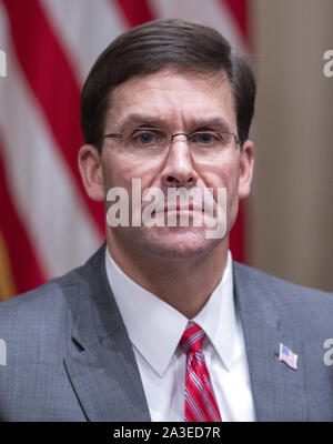 Washington, District of Columbia, USA. 7 Okt, 2019. Usa-Verteidigungsminister Dr. Mark T. Esper beteiligt sich an einem Briefing mit US-Präsident Donald J. Trumpf und hochrangigen militärischen Führer im Schaltschrank des Weißen Hauses in Washington, DC am Montag, 7. Oktober 2019 Credit: Ron Sachs/CNP/ZUMA Draht/Alamy leben Nachrichten Stockfoto