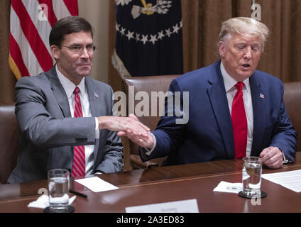 Washington, District of Columbia, USA. 7 Okt, 2019. Präsidenten der Vereinigten Staaten Donald J. Trumpf, rechts, schüttelt Hände mit US-Verteidigungsminister Dr. Mark T. Esper, gelassen, als er in einem Briefing mit hochrangigen Militärs im Schaltschrank des Weißen Hauses in Washington, DC am Montag, 7. Oktober 2019 Credit beteiligt: Ron Sachs/CNP/ZUMA Draht/Alamy leben Nachrichten Stockfoto