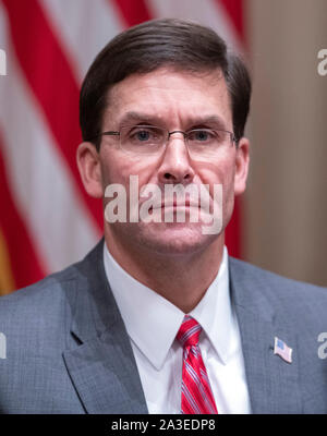 Usa-Verteidigungsminister Dr. Mark T. Esper beteiligt sich an einem Briefing mit US-Präsident Donald J. Trumpf und hochrangigen militärischen Führer im Schaltschrank des Weißen Hauses in Washington, DC am Montag, 7. Oktober 2019. Quelle: Ron Sachs/Pool über CNP | Verwendung weltweit Stockfoto