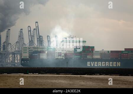 Frachtschiff Rauch am Auspuff Stockfoto