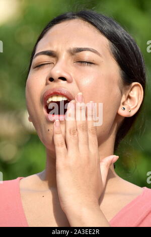 Eine attraktive Minderheit Weibchen mit Zahnschmerzen Stockfoto