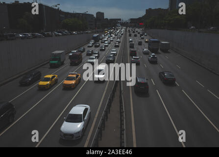 Mai 30, 2019, Moskau, Russland. Auto Verkehr auf der dritten Ringstraße in Moskau. Stockfoto