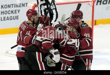 Riga, Lettland. 7 Okt, 2019. Dinamo Riga Spieler feiern während der 2019-2020 Kontinental Hockey League (KHL) Eishockeymatch zwischen Dinamo Riga und Witjas in Riga, Lettland, 7. Oktober, 2019. Credit: Edijs Palens/Xinhua/Alamy leben Nachrichten Stockfoto