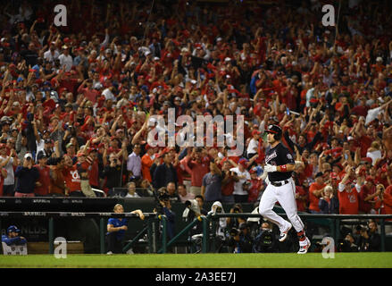 Washington, United States. 07 Okt, 2019. Ryan Washington Nationals" Zimmerman (11) runden die Grundlagen nach einem 3 run RBI Homer gegen die Los Angeles Dodgers im fünften Inning von Spiel 4 der NLDS bei Nationals Park am Montag, 7. Oktober 2019, in Washington, DC. Foto von Kevin Dietsch/UPI Quelle: UPI/Alamy leben Nachrichten Stockfoto