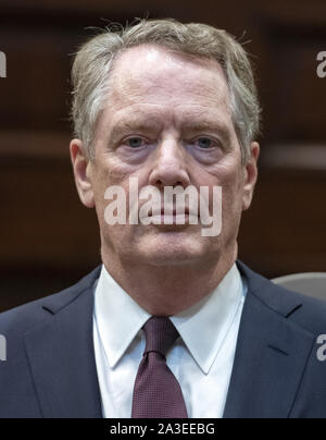 Washington, District of Columbia, USA. 7 Okt, 2019. United States Trade Representative Robert Lighthizer hört als US-Präsident Donald J. Trumpf Bemerkungen macht sich vor der Unterzeichnung des US-Japan Handelsabkommen und US-Japan digitale Handelsabkommen im Roosevelt Raum des Weißen Hauses in Washington, DC am Montag, 7. Oktober 2019 Credit: Ron Sachs/CNP/ZUMA Draht/Alamy leben Nachrichten Stockfoto