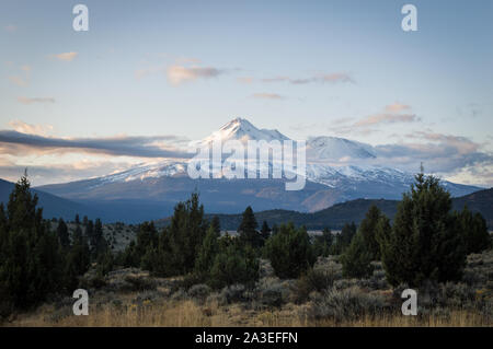 Ein Blick auf den Mount Shasta in Kalifornien in der Dämmerung einen Herbst Tag. Stockfoto