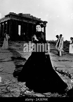 Athen, Griechenland. 16 Aug, 1964. Die bezaubernde Prinzessin Soraya von Iran, 32, an der Akropolis in einem schwarzen Abendkleid. Die zweite Frau und Königin von Mohammad Reza Pahlavi, der Schah von Iran; nicht nur Könige, Soraya hat auch eine Karriere als Schauspielerin. Bild: Keystone Presse Agentur/ZUMA Draht/Alamy leben Nachrichten Stockfoto