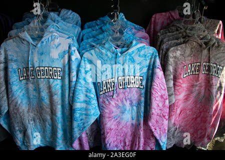 August 5, 2019 - Lake George, NY, USA: Lake George Tie-dye Hoodies Anzeige in einem Speicher auf Canada Street Stockfoto