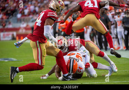 Santa Clara, CA, USA. 7 Okt, 2019. San Francisco 49ers cornerback Jimmie Ward (20) San Francisco 49ers Middle linebacker Fred Warner (54) und s41 Haltestelle Cleveland Browns zurück läuft Nick Chubb (24) in der ersten Hälfte bei einem Spiel bei Levi's Stadion am Montag, 7. Oktober 2019 in Santa Clara, Calif. Credit: Paul Kitagaki jr./ZUMA Draht/Alamy leben Nachrichten Stockfoto