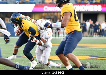 Morgantown, West Virginia, USA. 5. Okt, 2019. West Virginia Bergsteiger quarterback AUSTIN KENDALL (12) ist von hinten von Texas Longhorns Defensive zurück BRANDON JONES (19) Während der Fußball Spiel angegangen At Mountaineer Feld in Morgantown, WV gespielt. #11 Texas beat WVU 42-31. Credit: Ken Inness/ZUMA Draht/Alamy leben Nachrichten Stockfoto