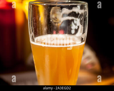 Nahaufnahme auf einem Bierkrug mit einem Weißbier, weissenbier Stil, serviert in einem Standard pint Größe Bild aus einem Bierkrug mit einem Pint Weizen bee Stockfoto