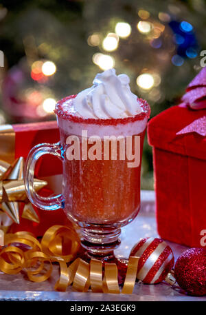 Eine festliche rot geeistes Getränk ist der perfekte Urlaub Cocktail. Ein Glas rot Zucker Dip und nicht die Sahne vergessen! Stockfoto