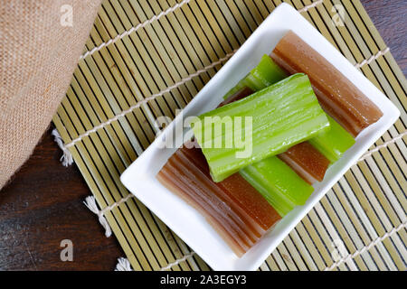 Kue Lapis. Indonesische traditionelle Kuchen mit bunten Layered soft Reismehl Pudding Stockfoto